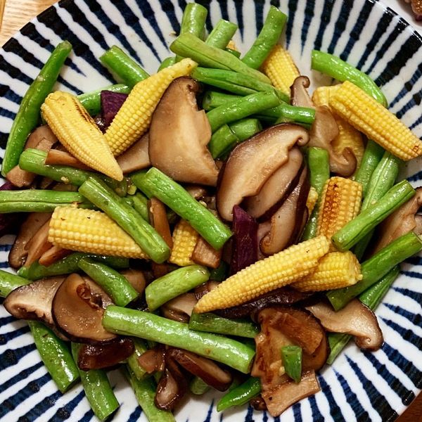 。香菇炒四季豆。：小試廚房 一起做