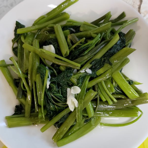 蒜香清炒空心菜：涵涵 一起做