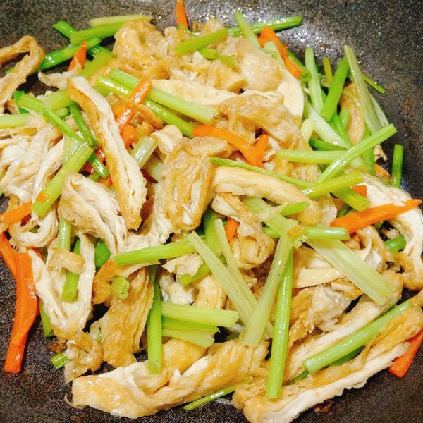 芹菜炒豆包：張小春 一起做