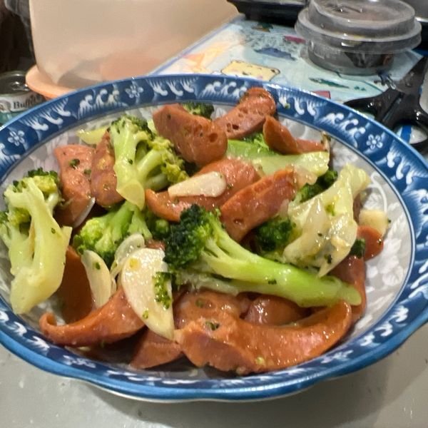 德國香腸炒花椰菜 : 吠吠陳一起做