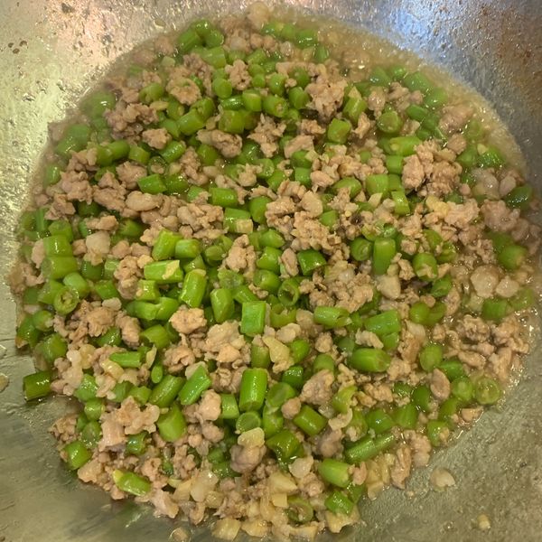 肉末豆角 超下飯😋 : 草夠了莓一起做