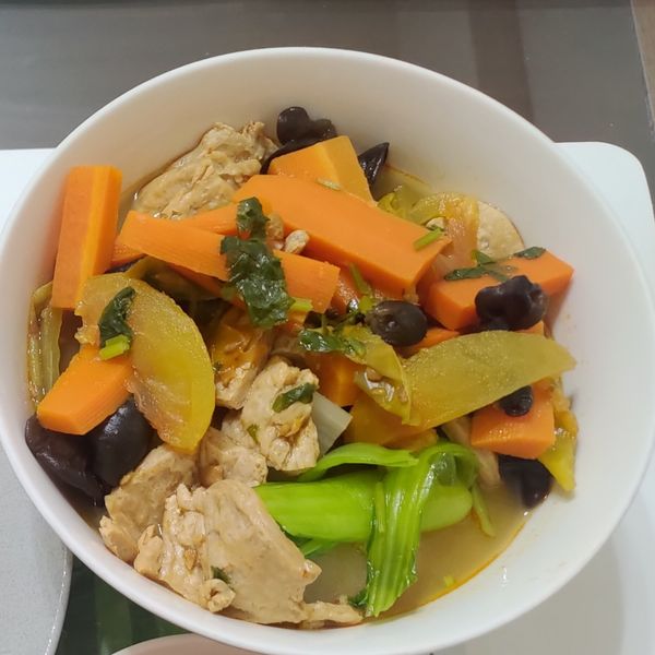 凱蘿簡易小料理~番茄紅燒麵(全素)：速速胡蘿蔔 一起做