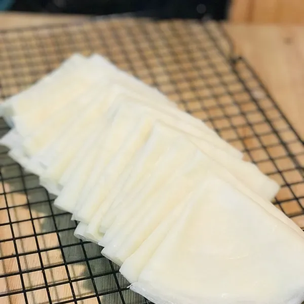 自製潤餅皮(春捲皮)：vivi 一起做