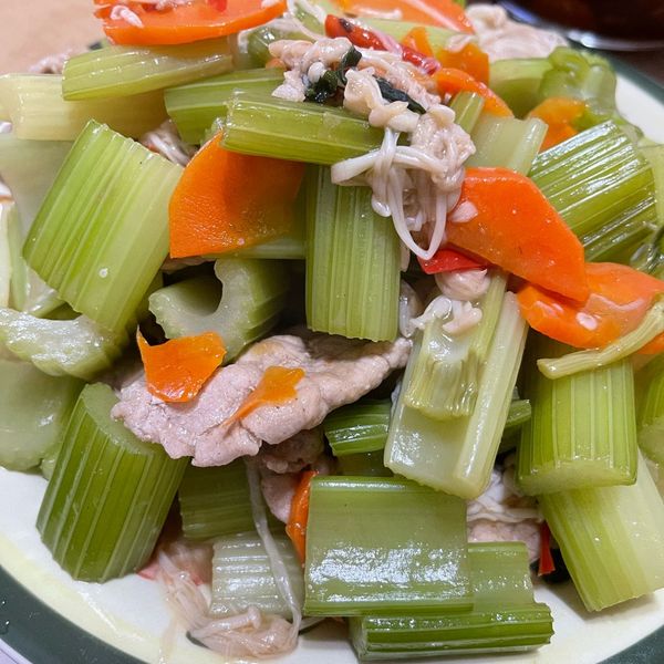 芹菜炒肉絲 : 廚房殺手喵一起做