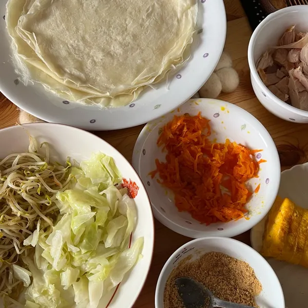 自製潤餅皮(春捲皮)：詹沛涵 一起做