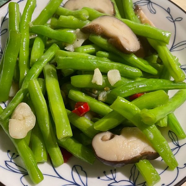 。香菇炒四季豆。：君君 一起做