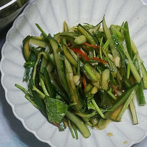 老虎菜(涼拌香菜小黃瓜辣椒蔥)：何蕙莉 一起做