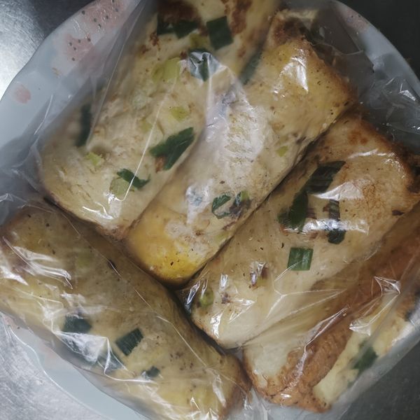 肉鬆蔥花吐司捲 : 妹妹一起做
