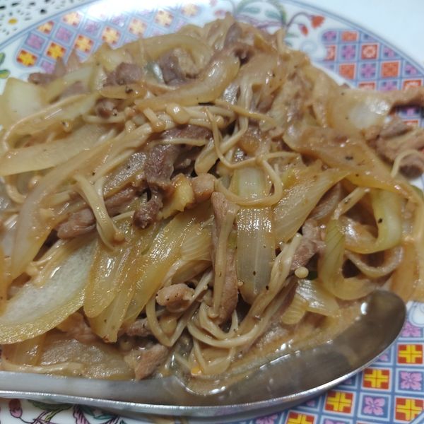 黑胡椒洋蔥炒肉絲：Sandy Chou 一起做