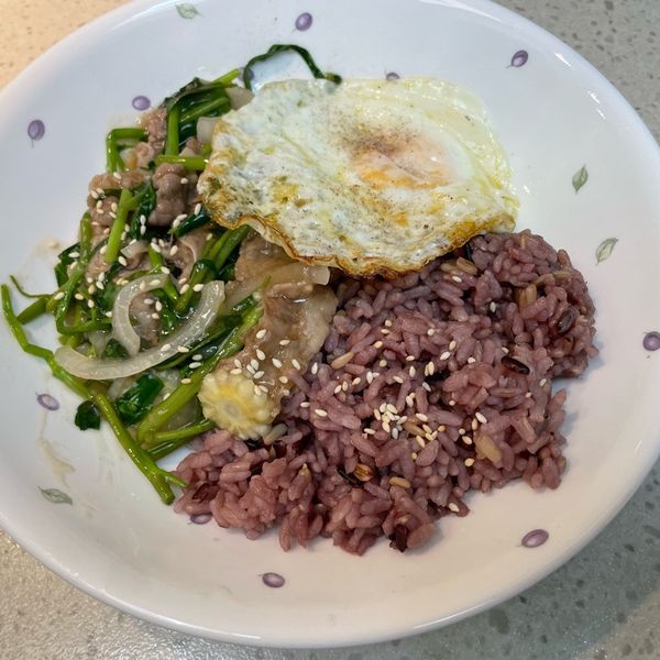 份量十足又好吃的蔥爆牛肉燴飯!(影片食譜 : MiMi一起做