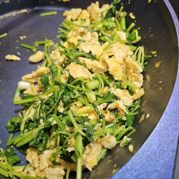 香菜炒蛋 : 小亂梁一起做