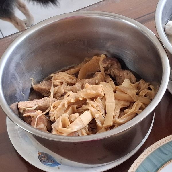 筍乾焢肉 : 葉子一起做