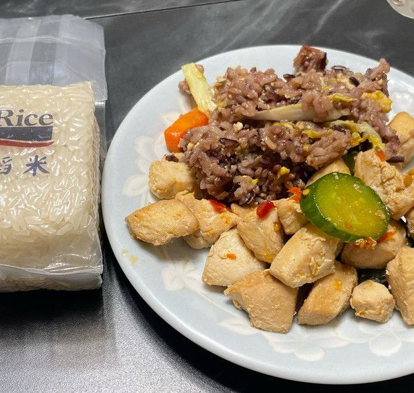 【跟著做活動食譜】香辣嫩雞燉飯 : 阿怡一起做