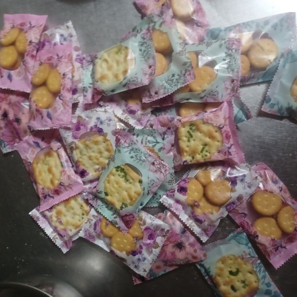 ㄚ芬的小廚房--牛軋糖餅乾(巧克力)：萱萱 一起做