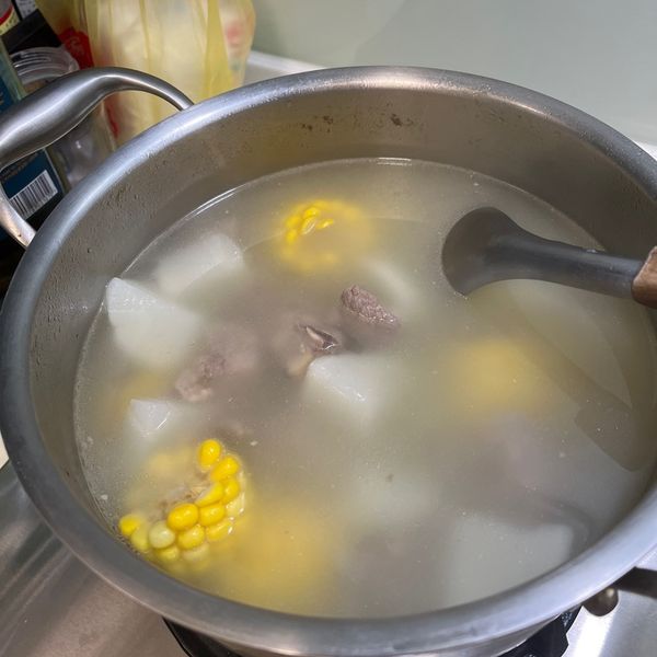 玉米蘿蔔排骨湯 : Shin Yi Huang一起做