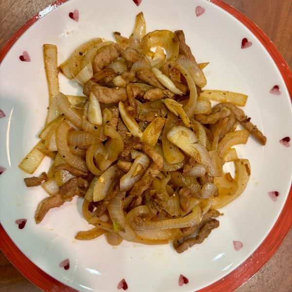 黑胡椒洋蔥炒肉絲：Lilien Yang 一起做