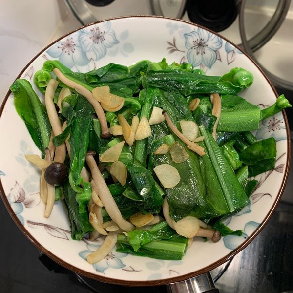 山蘇炒香菇 : Abby Wang一起做