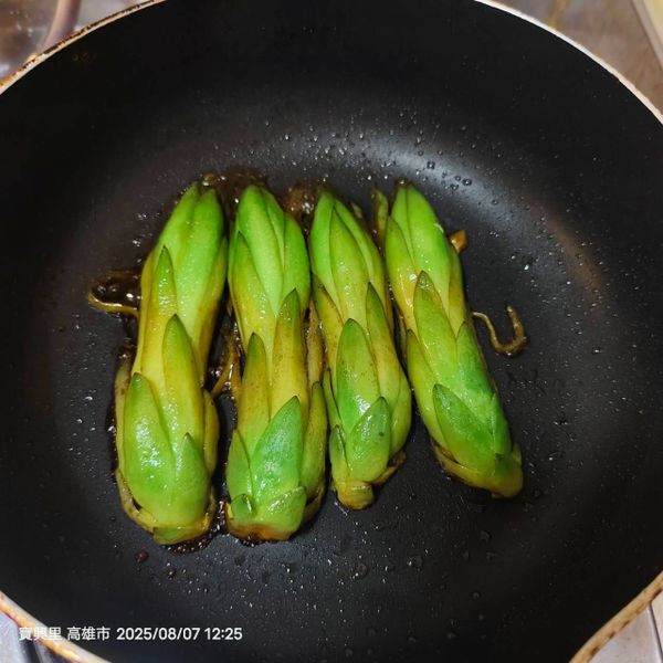 蒜炒火龍果花 : 陽光一起做