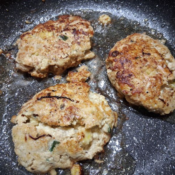 低脂便當菜《香菜雞胸肉餅便當》 : 麻婆豆腐丼一起做