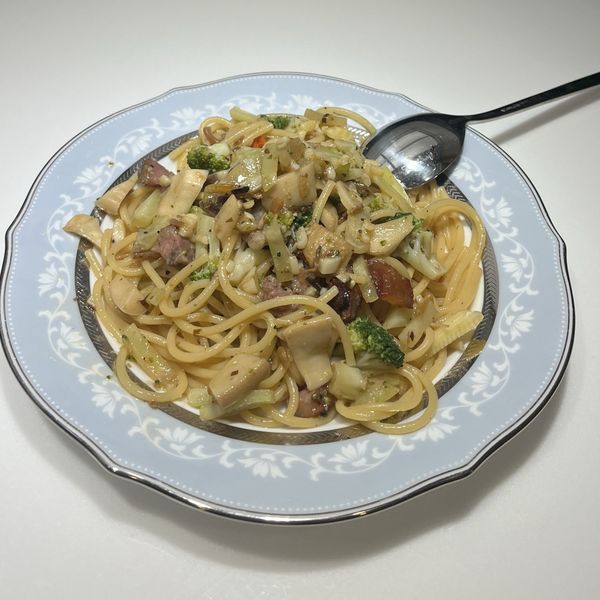 橄欖油。清炒蒜味塔香義大利麵(五辛素) : Tina Chong一起做