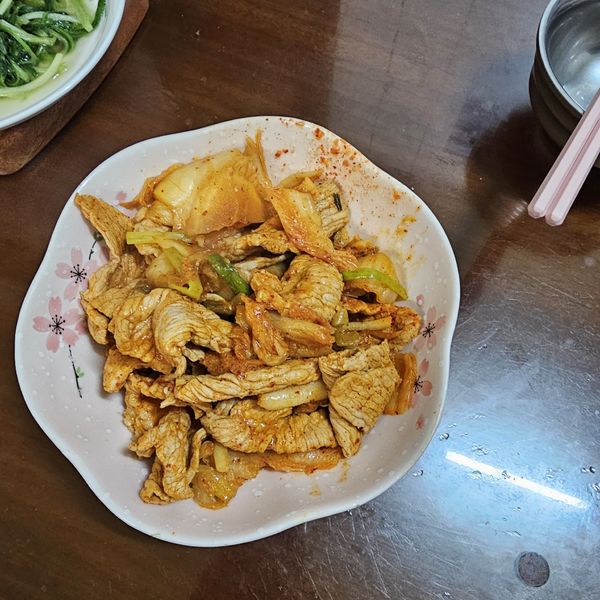 韓式泡菜炒豬肉片：丸子 一起做