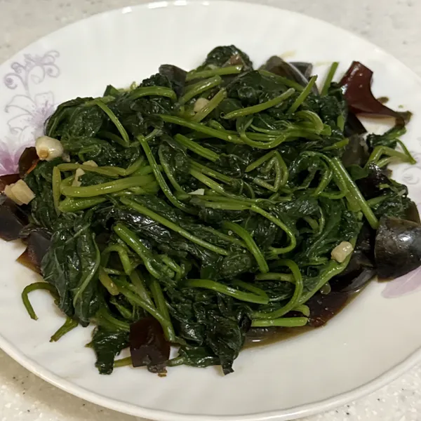 炒地皮/地瓜葉炒皮蛋：游甯喬 一起做