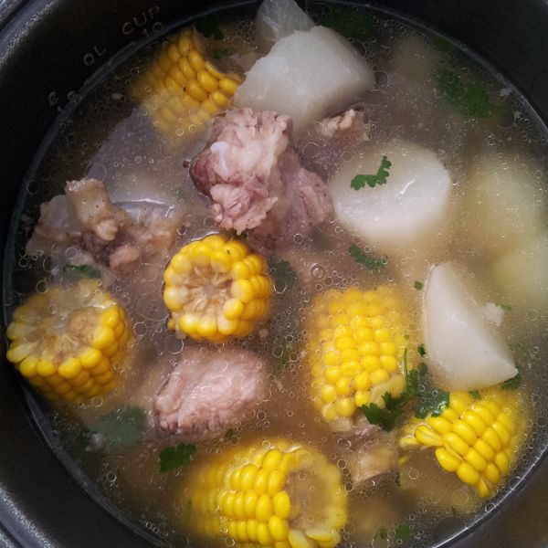 電鍋蘿蔔排骨湯：伊凡斯 一起做