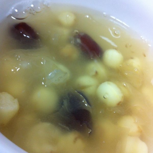 ㄚ曼達的廚房~【趁熱品嚐】蜂蜜蓮子白木耳湯：李兆君 一起做