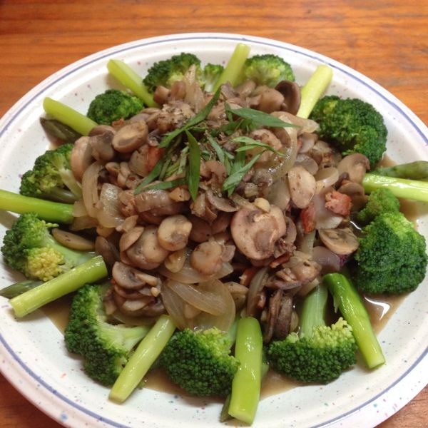 培根洋蔥炒蘑菇：Avery 一起做