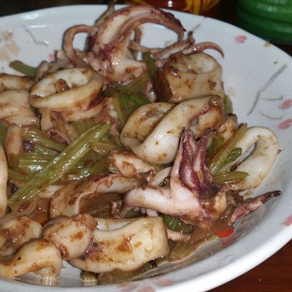 【粉豬兒】沙茶芹菜透抽 : か しこ一起做