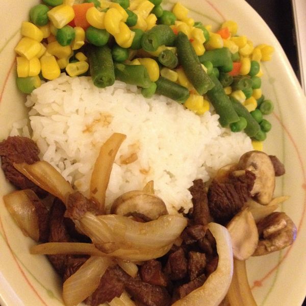 簡單晚餐~牛肉炒菇菇燴飯：HsinYu Ha 一起做