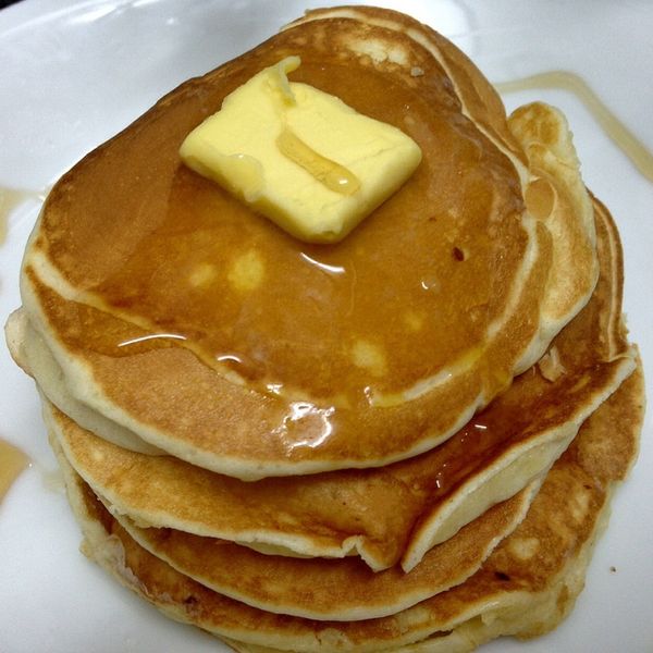 【Kate午後烘焙】蛋糕般口感的美味厚煎鬆餅：Dora 一起做