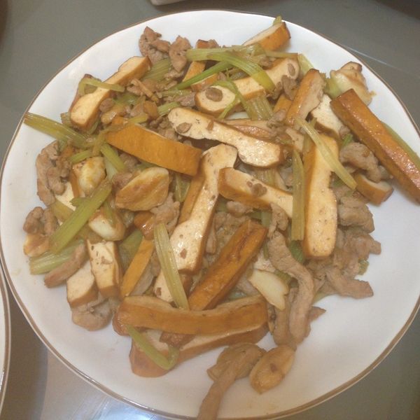 芹菜香干炒肉絲：會努力 一起做