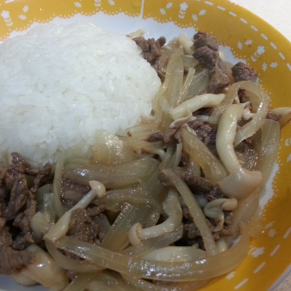 簡單晚餐~牛肉炒菇菇燴飯 : Jun Liao一起做