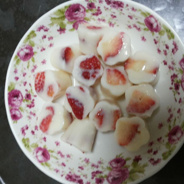 一口吃草莓煉乳冰【草莓就愛鷹牌煉奶】 : 凱欣一起做