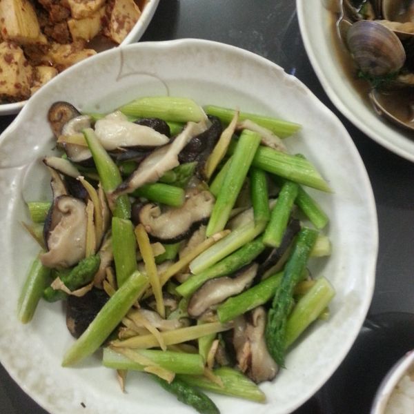 清炒蘆筍~ 一整盤好過癮：Ling-Yun  Yeh 一起做