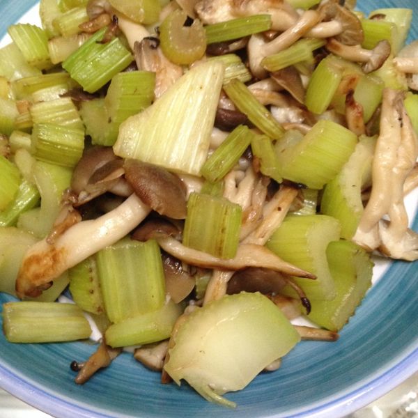清炒西芹菇菇 : Sonia一起做