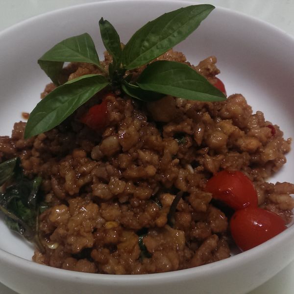 扒完三碗飯! 泰式打拋豬 食譜 : 金椰子一起做