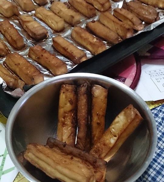 蒜味豆腐薯條 (烤箱版) : 有會做菜的媽媽就有不會做菜的女兒一起做