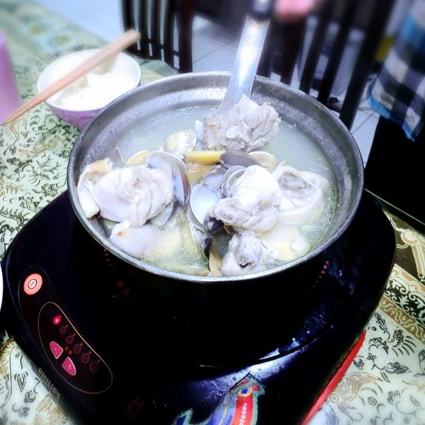 蒜頭蛤蜊雞湯：April Chan 一起做