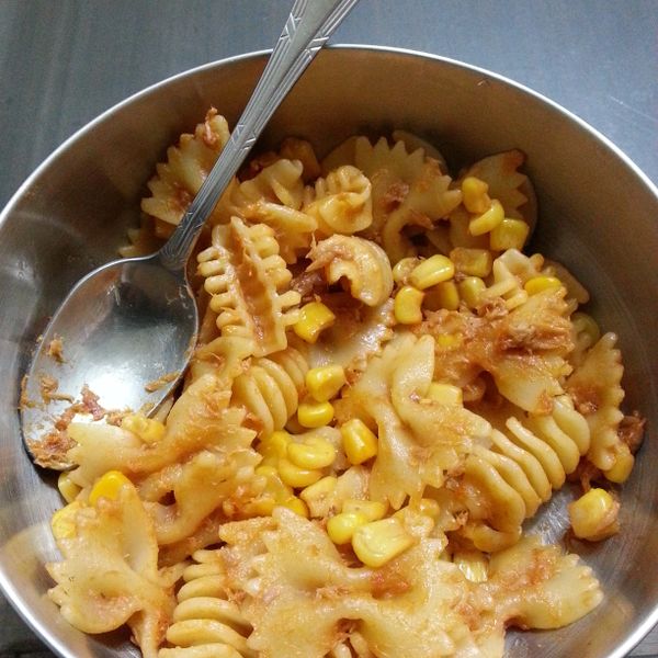 鮪魚醬麵(蕃茄起司鮪魚圈圈捲捲麵) : 陳曉霈一起做