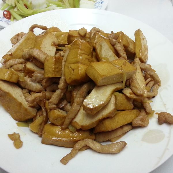 芹菜香干炒肉絲：KEVIN LIN 一起做