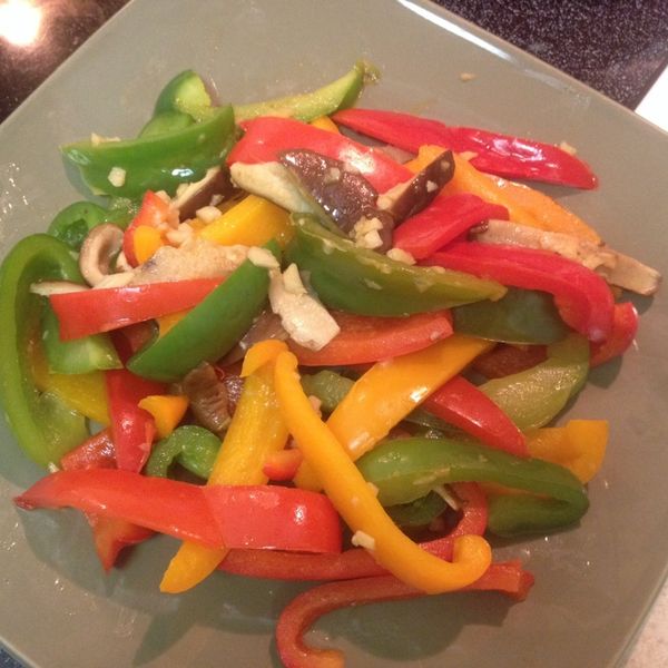 青椒炒雪白菇：Annie 一起做