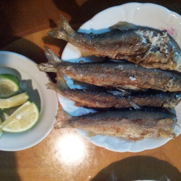 [小米愛料理] 鹽煎香魚 : 小卫一起做