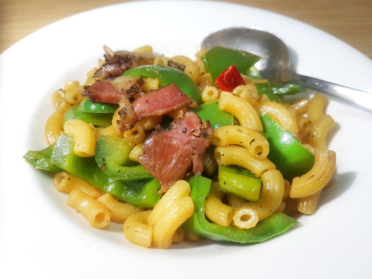 輕鬆好餐--臘肉青椒炒通心麵--