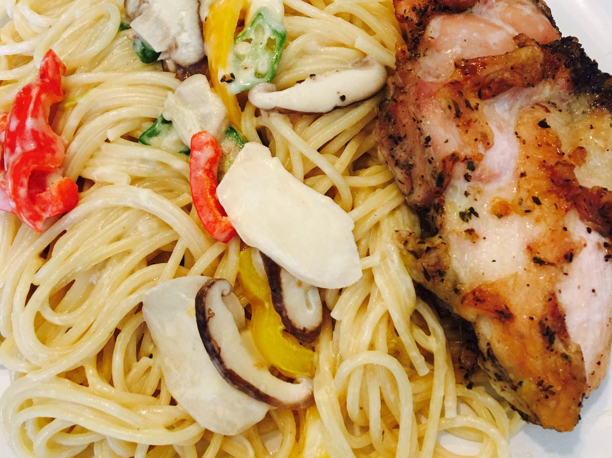 香料雞腿排佐葵椒菇白醬義大利麵