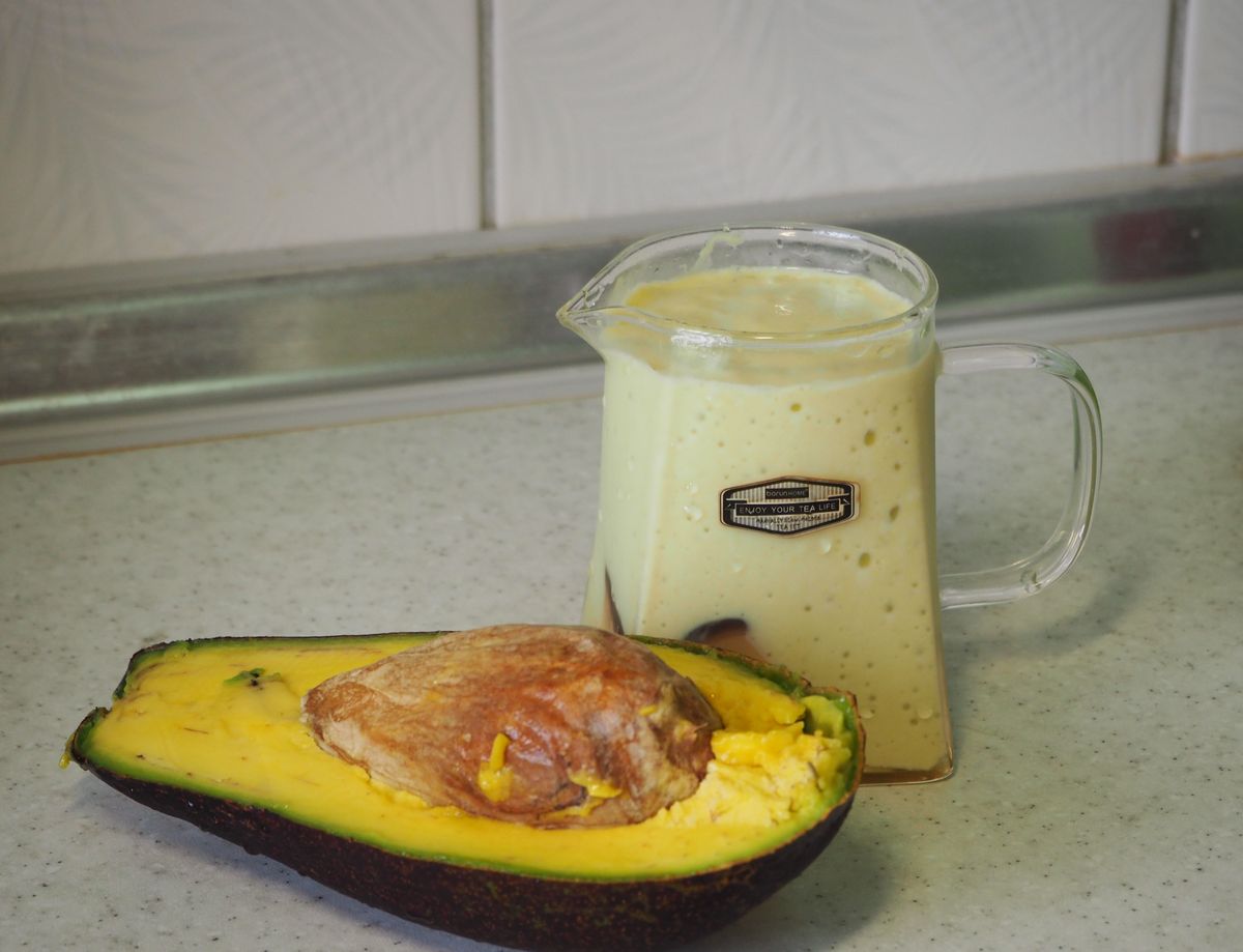 簡單三步驟!酪梨布丁牛奶