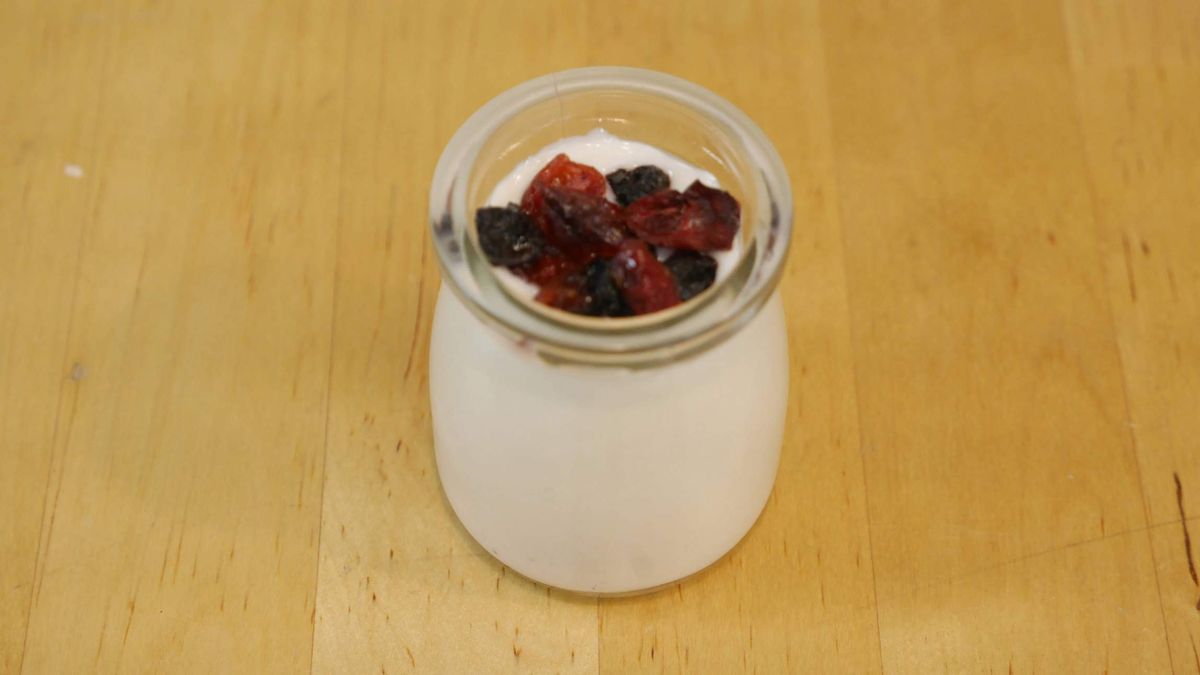 布丁食譜超簡單。自製蔓越莓鮮奶布丁好輕鬆