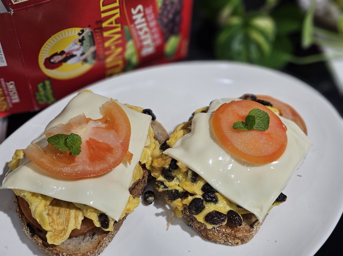 加州葡萄乾炒蛋開放式三明治