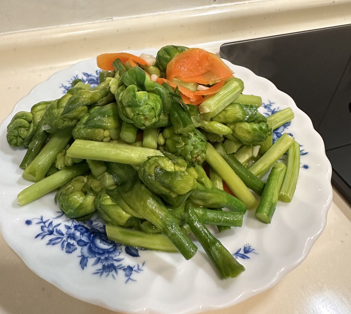蒜炒晚香玉筍